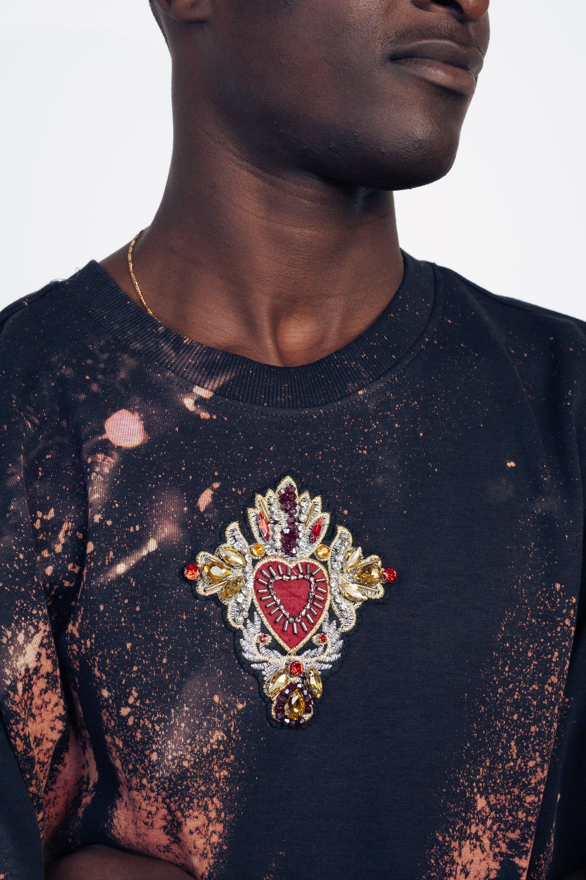 Camiseta manga corta con pedrería corazón