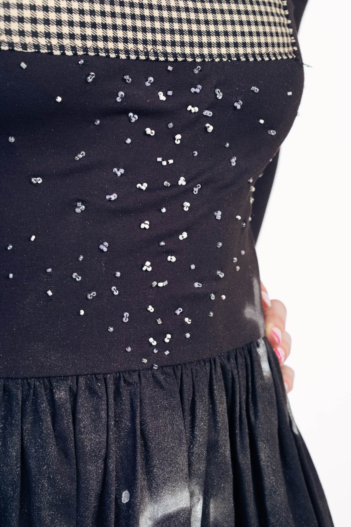 Vestido negro largo graffiti y abalorios.