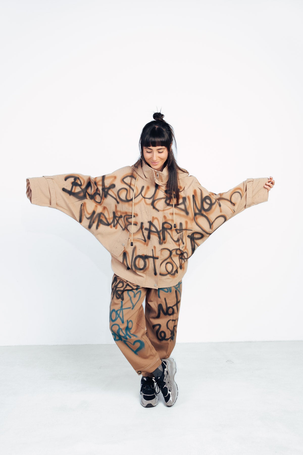 Gabardina corta grafiti
