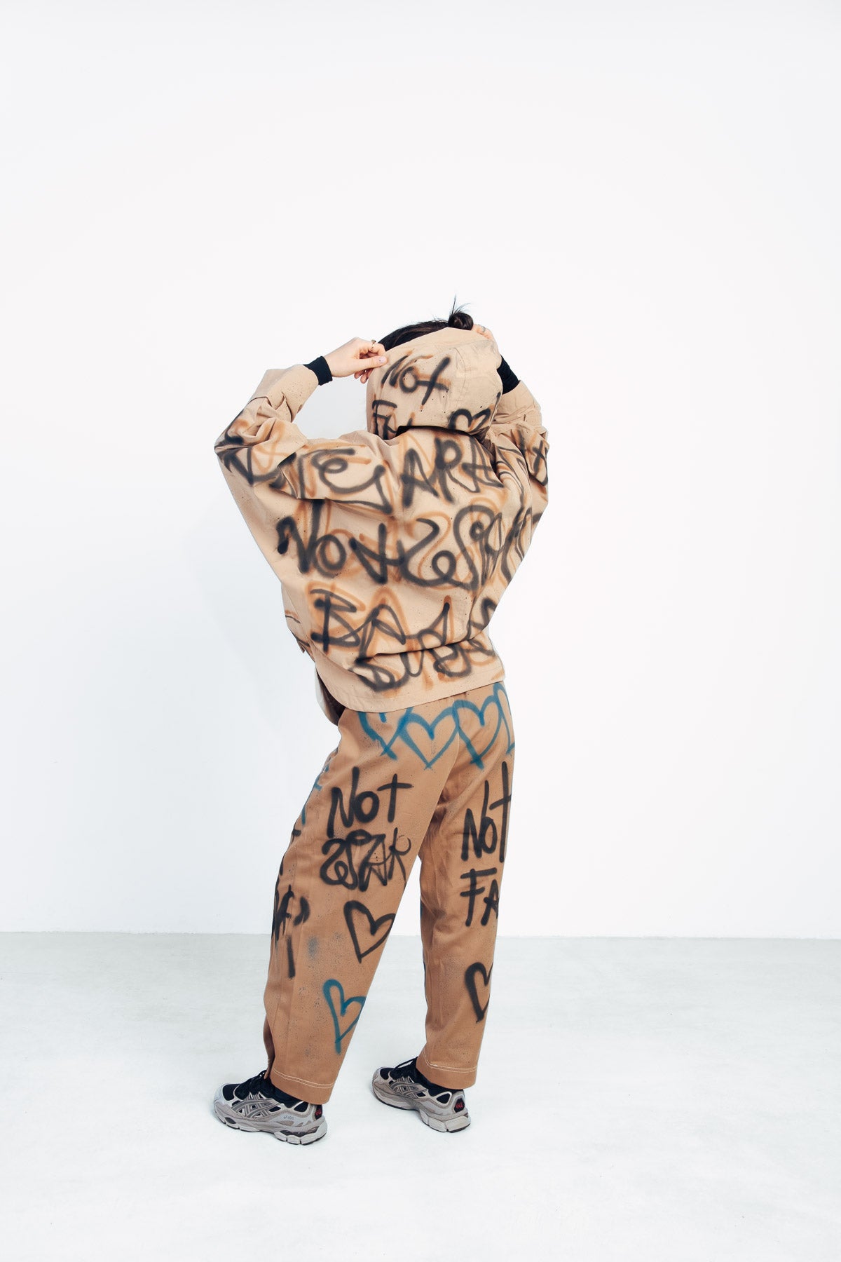 Gabardina corta grafiti