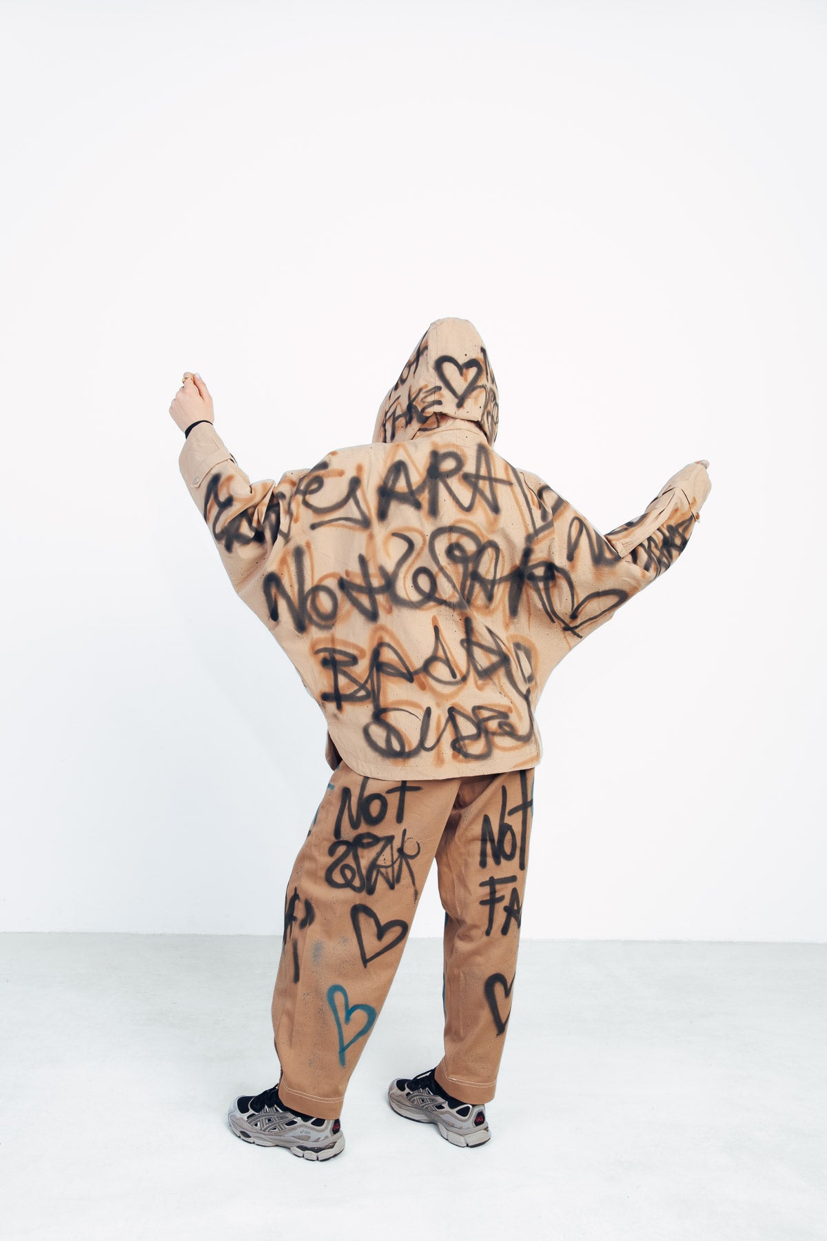 Gabardina corta grafiti
