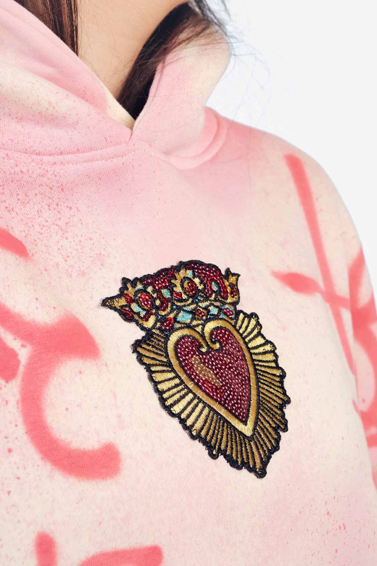 Sudadera graffiti con corazón lentejuelas