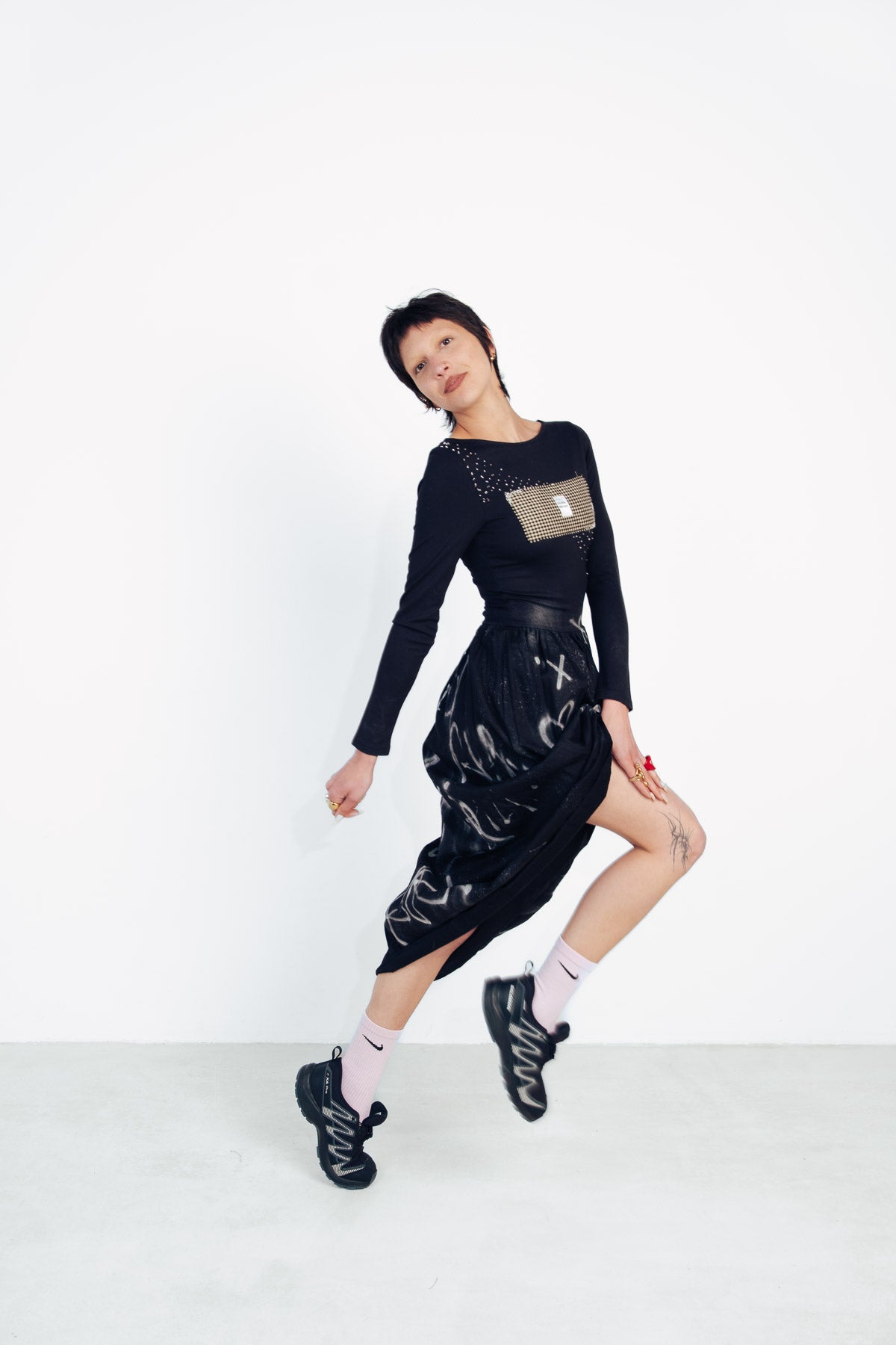 Vestido negro largo graffiti y abalorios.