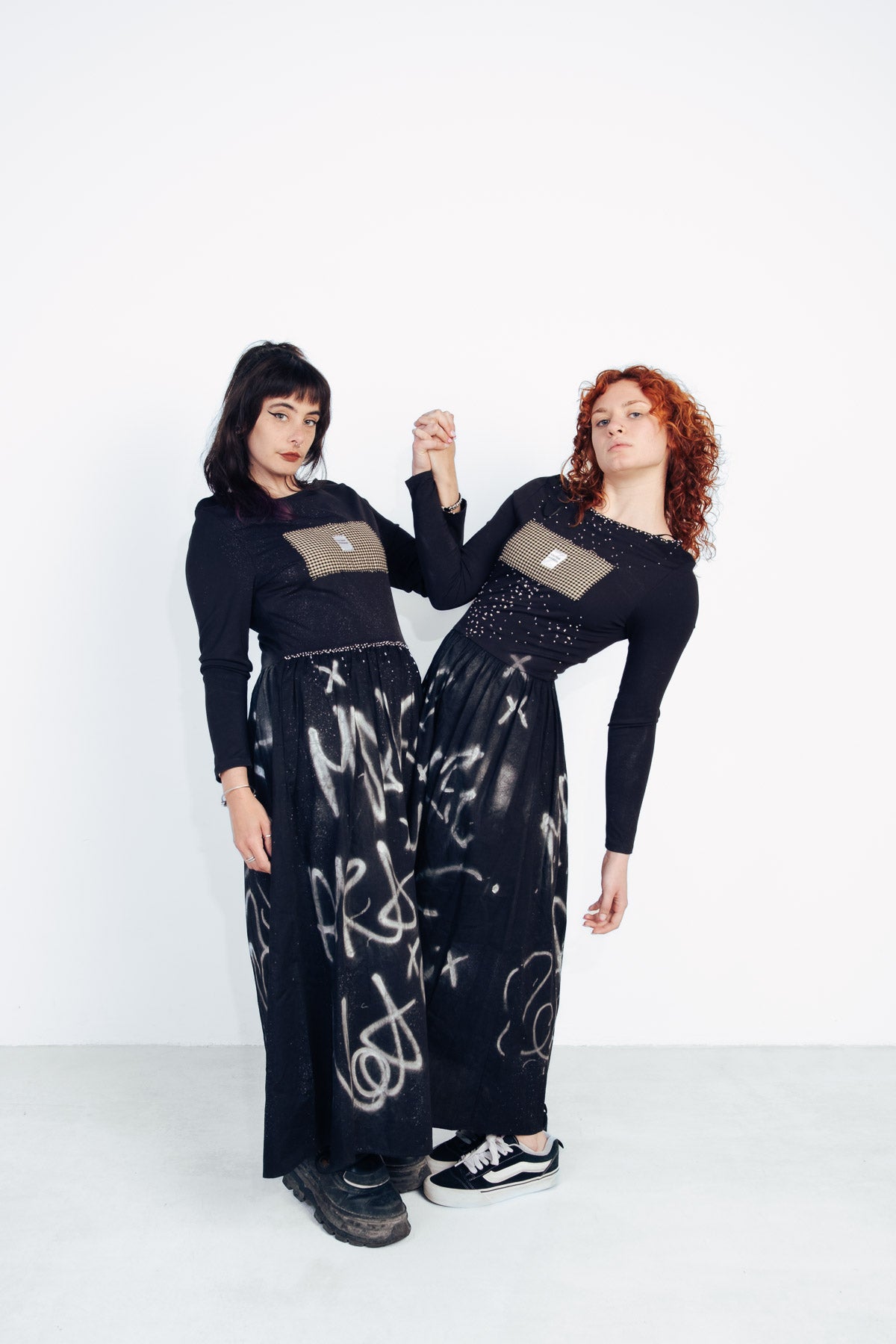 Vestido negro largo graffiti y abalorios.