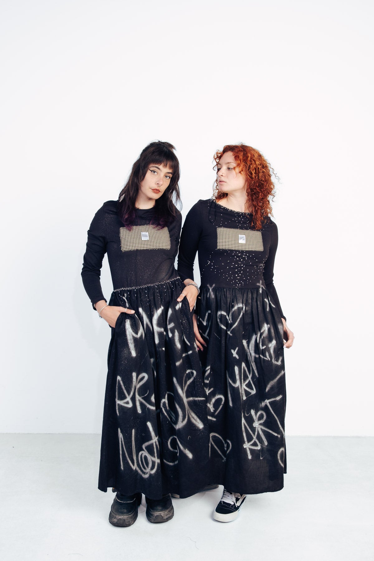 Vestido negro largo graffiti y abalorios.