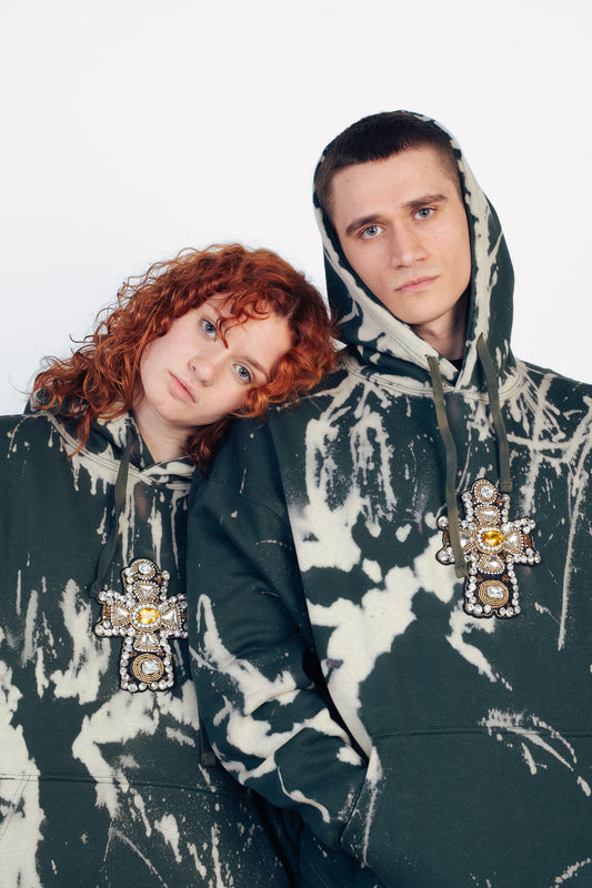 Sudadera verde botella con joyería