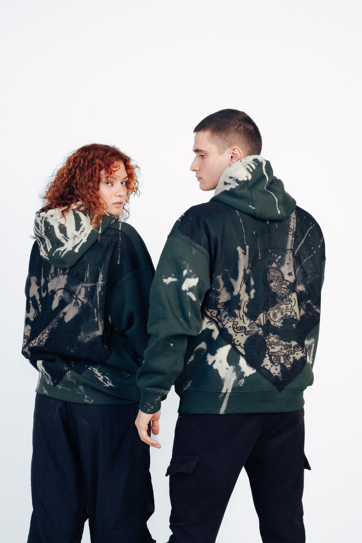 Sudadera verde botella con joyería