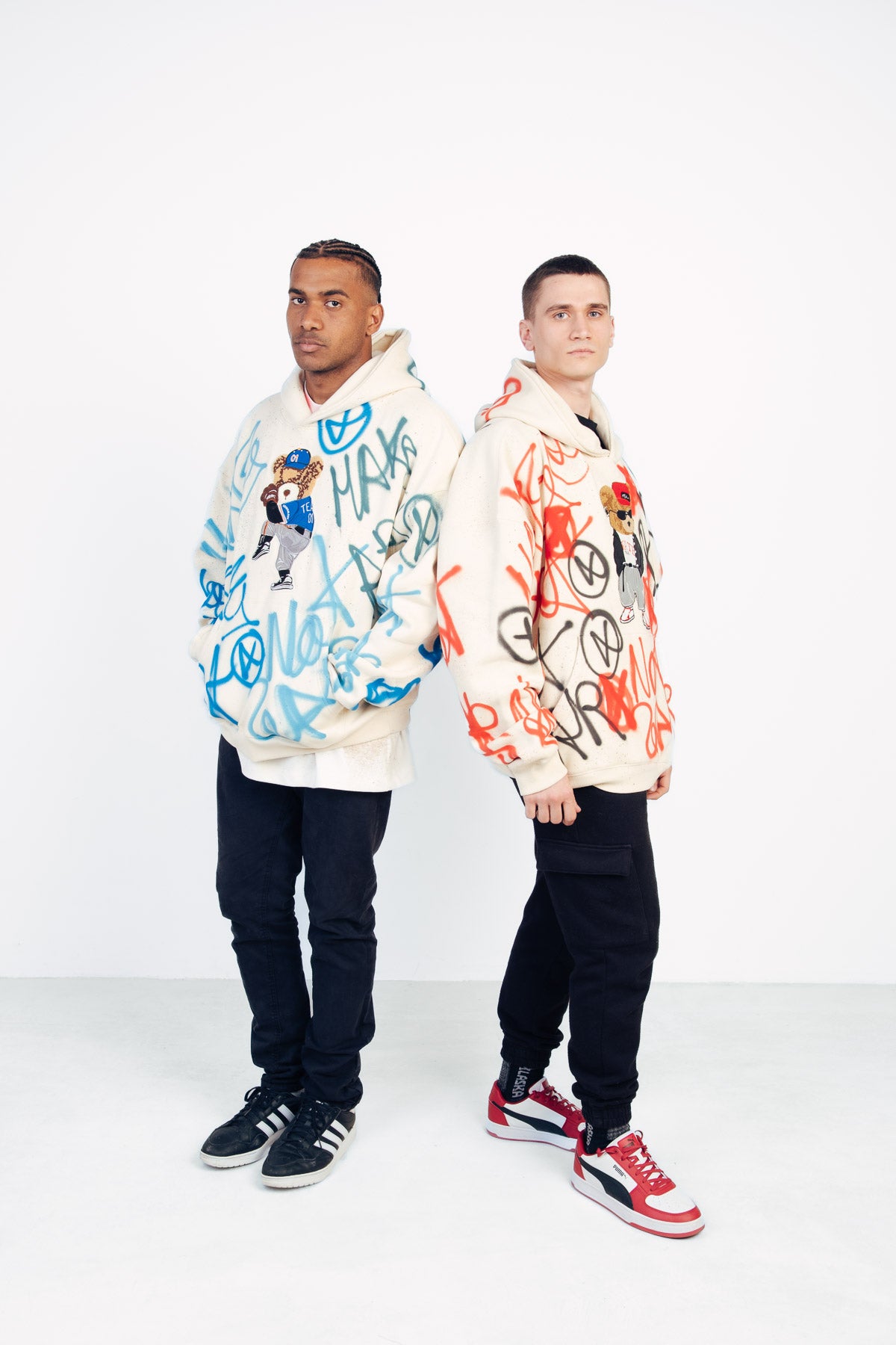 Sudadera graffiti rojo y negro con oso 3D