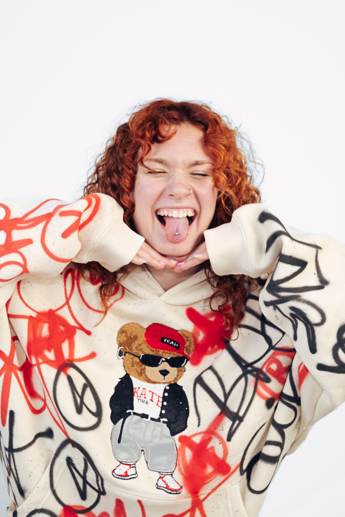 Sudadera graffiti rojo y negro con oso 3D