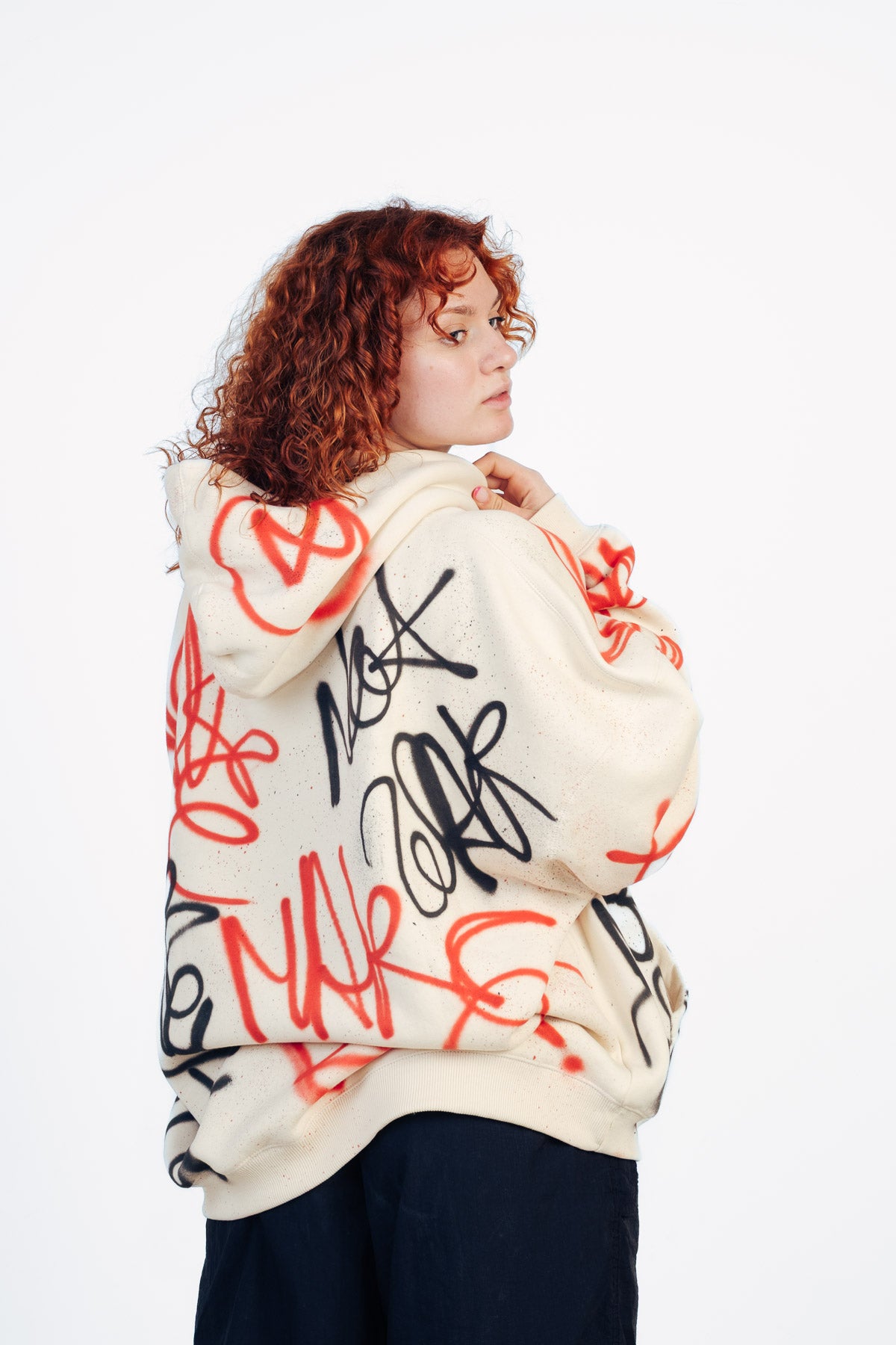 Sudadera graffiti rojo y negro con oso 3D