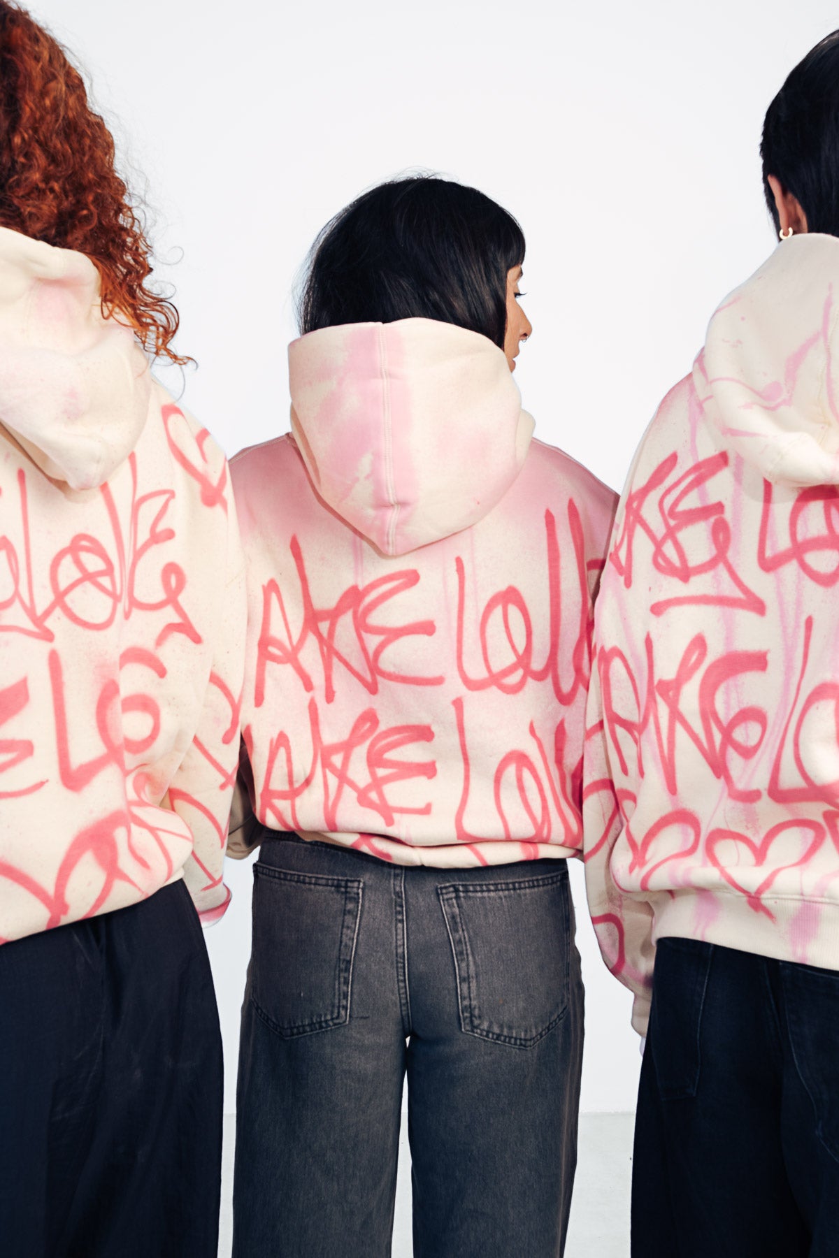 Sudadera graffiti con corazón lentejuelas